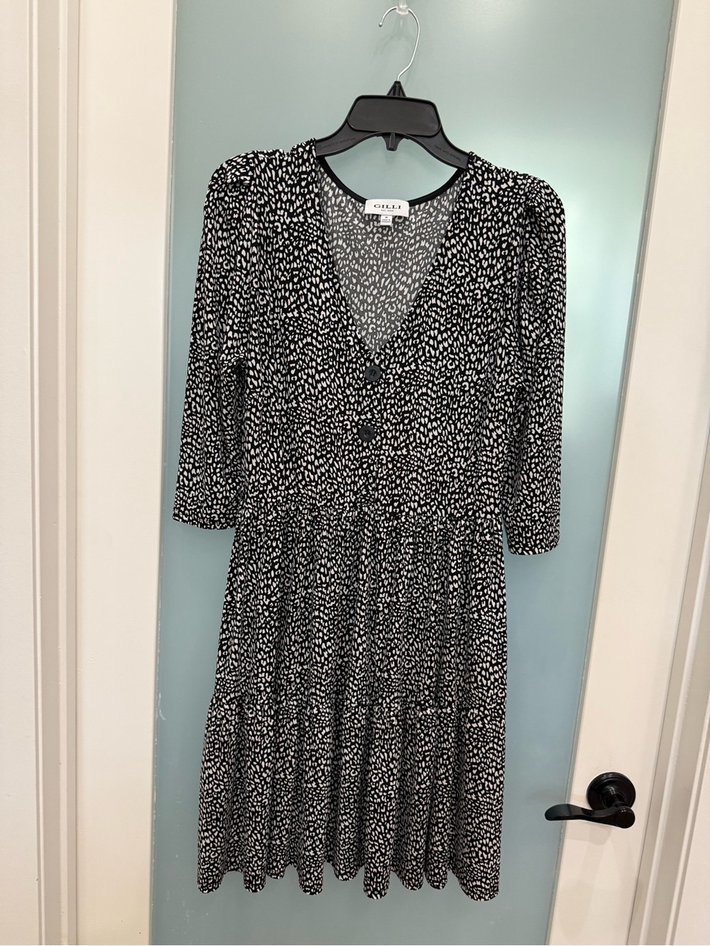 Gilli Black and White Printed V-Neck Tiered Midi Dress